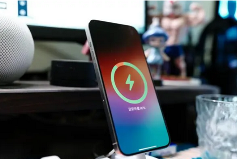 阜康苹果15换屏服务分享用什么充电器给iPhone15充电更好 